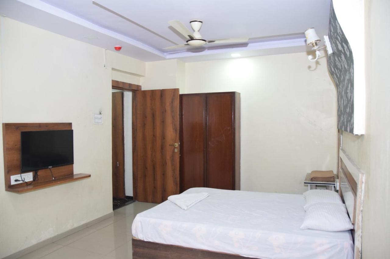 Hotel Riviera Residency Thane Esterno foto