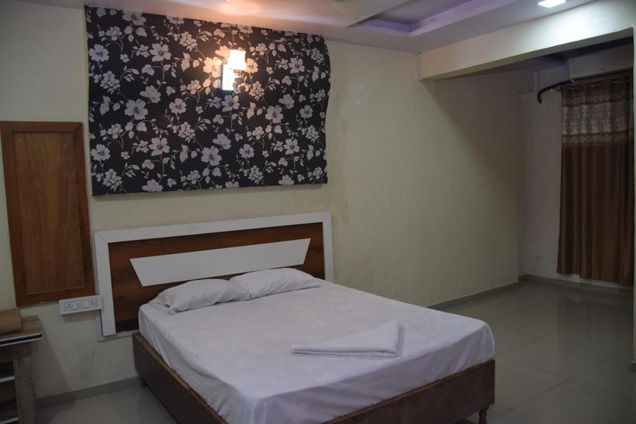Hotel Riviera Residency Thane Esterno foto