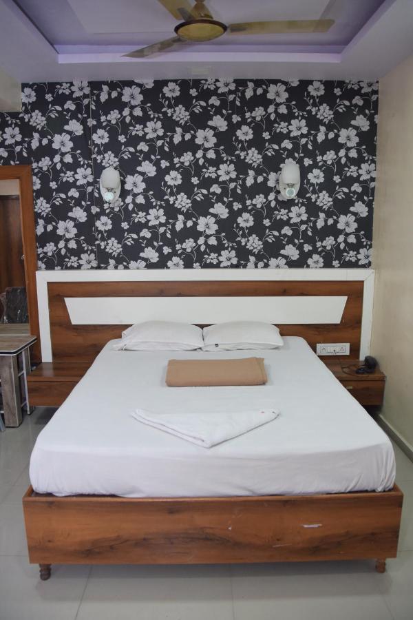 Hotel Riviera Residency Thane Esterno foto