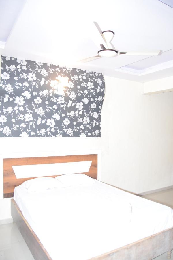Hotel Riviera Residency Thane Esterno foto