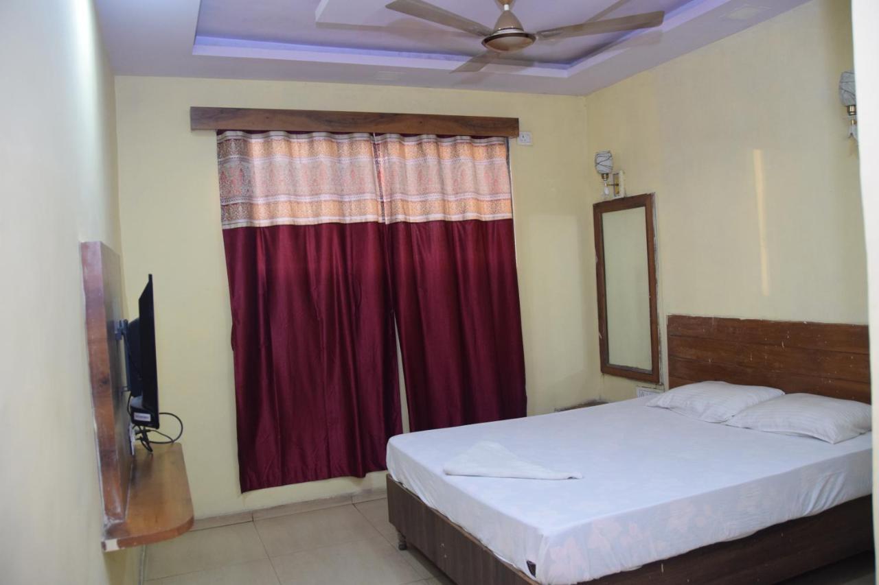 Hotel Riviera Residency Thane Esterno foto