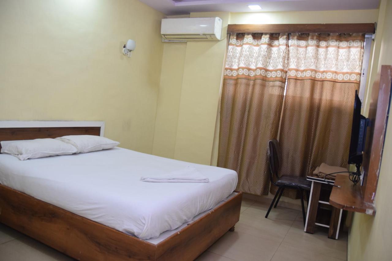 Hotel Riviera Residency Thane Esterno foto