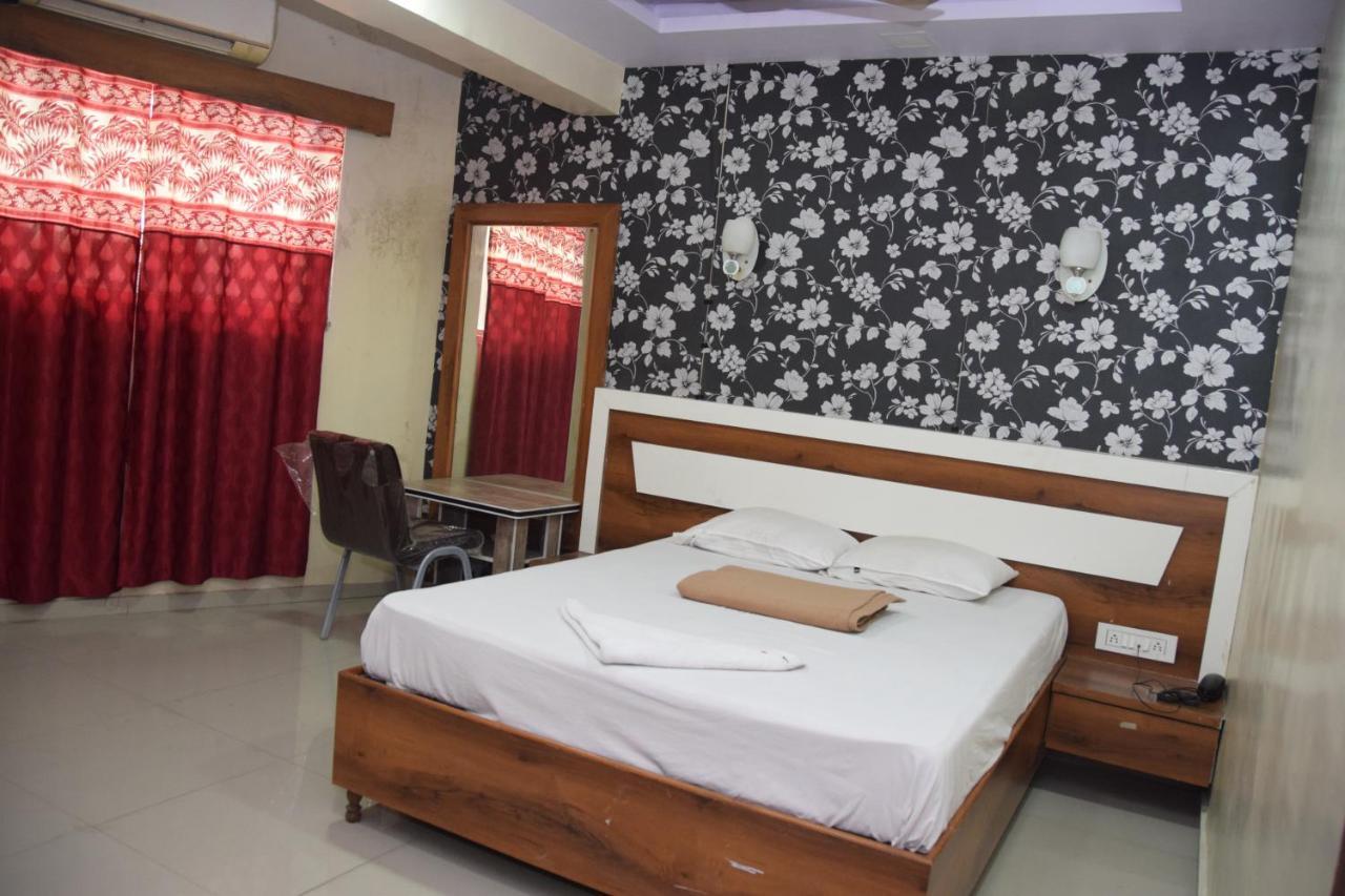 Hotel Riviera Residency Thane Esterno foto